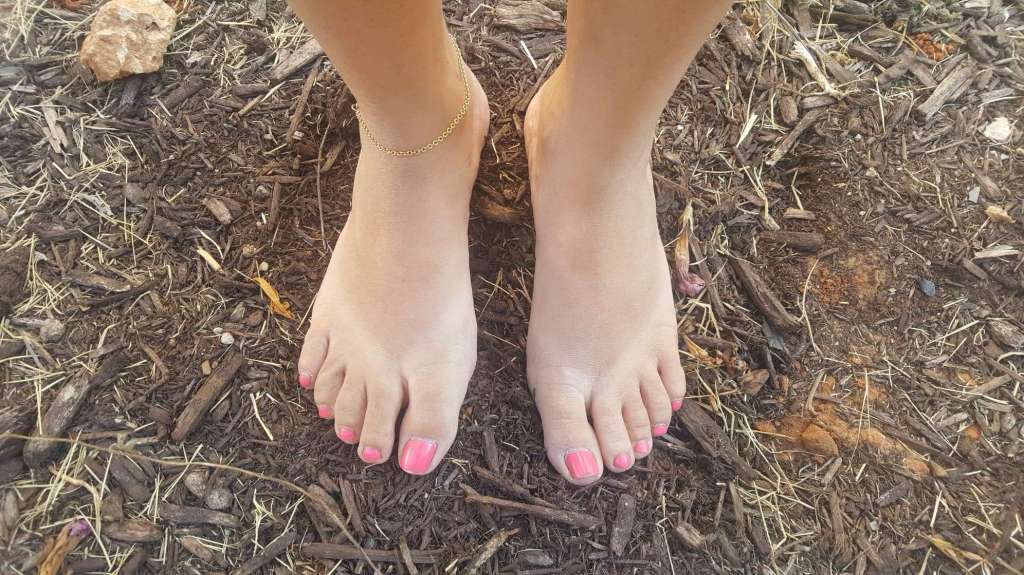 למה כדאי ללכת יחפים על אדמה? והאם אפשר להישאר מחוברים לאדמה גם שהולכים לישון?