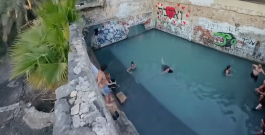 עין ג'ונס – עין ריח: נביעת מים חמים מרפאים